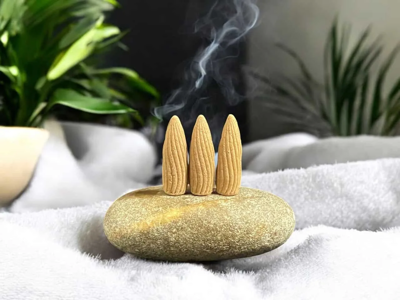 Nụ Trầm Hương Cầu Vồng QNK0006